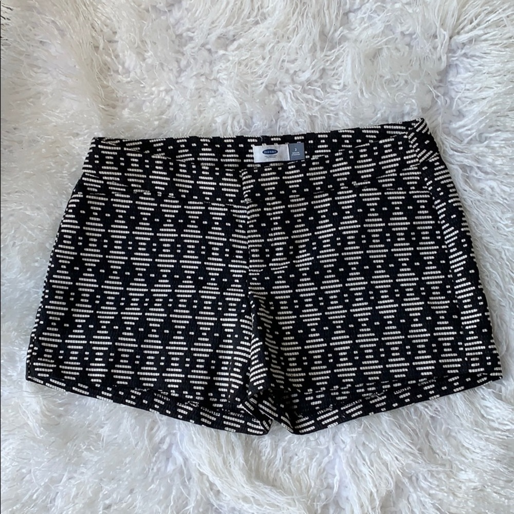 NWOT Old Navy size 2 black/cream colored shorts